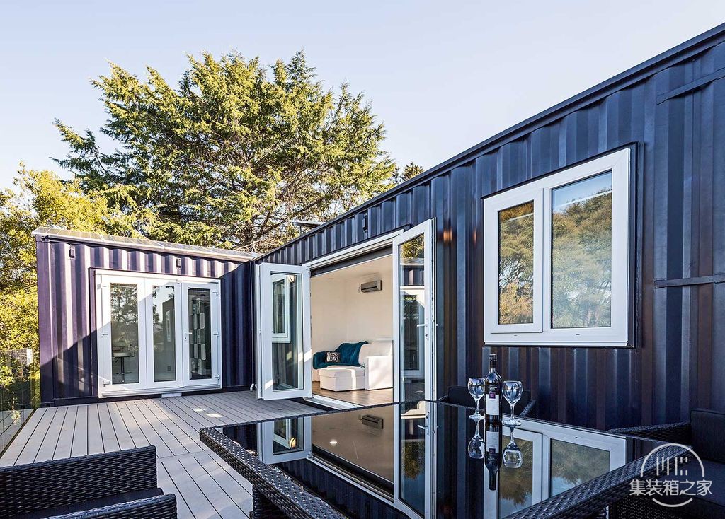 Shipping-container-home-patio.jpg